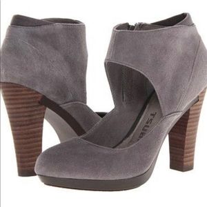 Tsubo Gray Suede Cutout Pump